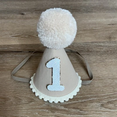 Sombrero de fiesta de primer cumpleaños blanco y crema con correa elástica para la barbilla y brillo NUEVO Foto 1 de 4