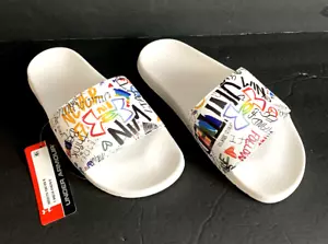 Under Armour Core Remix Pride Uomo NUOVO con etichetta 3023775-100 Uomo Bianco Slides Taglia 8 - Foto 1 di 12