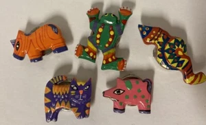 Vintage Holz handbemalt Tierform Knopf Abdeckungen 5er Set Katze Frosch Schwein + - Bild 1 von 4