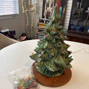 "Árbol de Navidad iluminado de cerámica vintage 17"" X 11"""  - Imagen 1 de 10