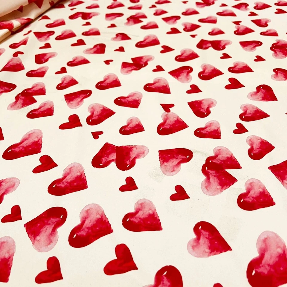 Traje de baño de tela elástica de 4 vías con estampado de corazones de San Valentín 60" de ancho por yarda Foto 1 de 4
