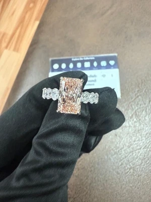 6 TCW Radiant Lab Grown Diamond Engagement Ring IGI Certified with Oval Diamond - Image 1 of 4