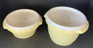 Tupperware Servalier cuencos 2 tazas y 3 tazas amarillos con tapas blancas en muy buena condición - Imagen 1 de 2