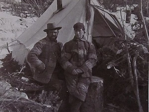 Chasse Photo Stéréo. A Claim on the Klondike. Copyright 1899 bu B. L. Singley  - Picture 1 of 5