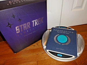 Star Trek Federation: The First 150 Years W/ Pedestal Display Original Box BOOK - Imagen 1 de 18