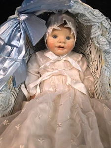 VINTAGE 22" WACHSPUPPE MIT TAUFKLEID, HAUBE, KORB - Bild 1 von 23