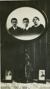 France family photos & statue on mantelpiece? Old Photo 1930 - Picture 1 of 3