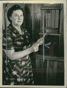 1962 Pressefoto Frau Viola Johnson, Postmeisterin, Austerlitz, New York - Bild 1 von 2