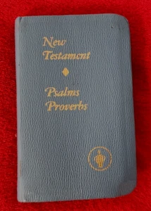 Platziert von den Gideons NEUES TESTAMENT KJV Psalmen Sprüche 3x5 Bibel schieferblau - Bild 1 von 8