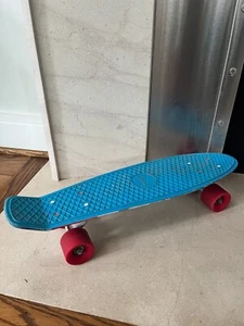 COOL! 22" Skateboard Mini Cruiser Penny Style Board Kunststoff Deck. Blau/Rot - Bild 1 von 4