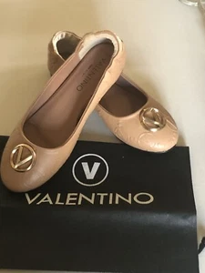 VALENTINO WOMENS CALLIOPE LEATHER BALLET FLATS GOLD MEDALLION LOGO SZ 8 NEW - Picture 1 of 10