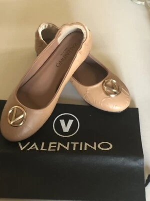 VALENTINO MUJER CALLIOPE CUERO BALLET PLANOS ORO MEDALLÓN LOGO EN TOSTADO TALLA 8 Foto 1 de 4