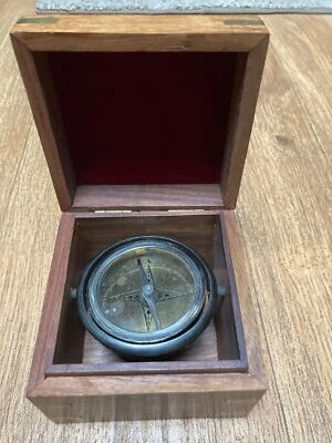 Brújula marítima en caja de latón y madera Foto 1 de 3