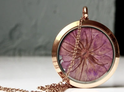 Kette Medaillon Blüte lila rosegold Edelstahl Natur Garten Blume Geschenk Frauen - Bild 1 von 4