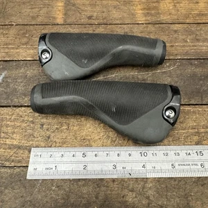 Bontrager Satellite Ergonomic Lock On Bike Handlebar Grips Pair Black 155g Ergo - Picture 1 of 11