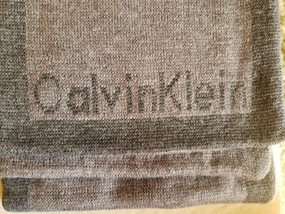 Bufanda clásica de punto gris carbón y gris oscuro de Calvin Klein  Foto 1 de 2