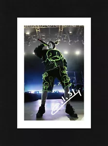 8x6 Halterung Billie Eilish signiert FOTODRUCK RAHMENFERTIG GLÜCKLICHER DENN JE - Bild 1 von 2