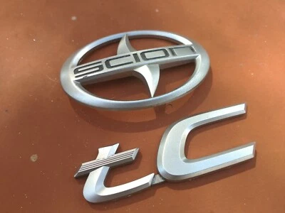 SCION tC emblema plateado con logo trasero usado OEM  Foto 1 de 4