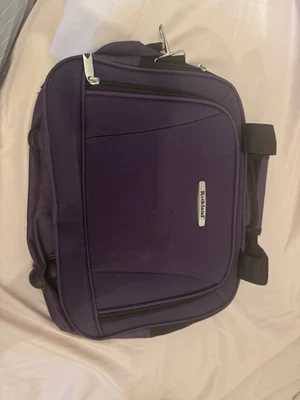 Bolso de Viaje Rockland Rio International Rojo Avión, 14x11 Pulgadas Foto 1 de 3