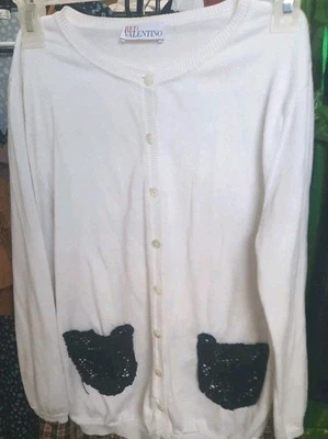 Cárdigan rojo Valentino blanco con bolsillos de ganchillo negro talla pequeña. Algunas manchas Foto 1 de 4