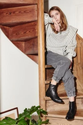 Bota Chelsea Freda Salvador Pedernal Tachonada 8 Cuero de becerro Negro Herrajes Plateados Foto 1 de 4