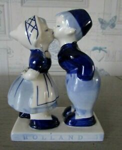 Figurine Elesva Holland Bleu et blanche Fille embrassant garçon Kiss Boy & Girl