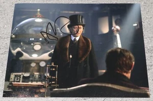 Foto autógrafa firmada personalmente a mano de Richard E Grant 12x8 - regalo de Doctor Who - Imagen 1 de 2