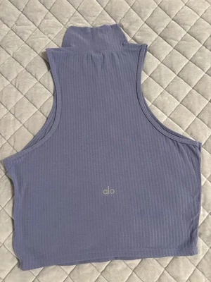 Camiseta sin mangas Alo Yoga acanalada Sea Coast recortada tortuga talla mediana azul lila Foto 1 de 3