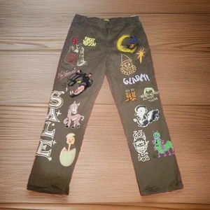 Pantalones chinos Chinatown Market para hombre 34x30 grandes marrón floral diseño de dibujos animados Pacsun - Imagen 1 de 6