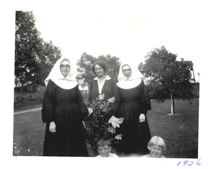 FAMILIE MIT ZWEI NONNEN, CHICAGO,IL,1926.VTG 4,7" x 3,7" FOTO^4 - Bild 1 von 2