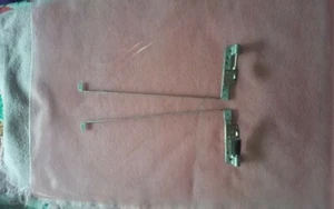 Cerniere sinistra e destra Toshiba Satellite L505D 6055B0001401 e 6055B0001501 - Foto 1 di 2