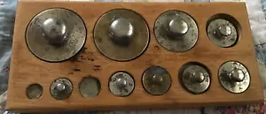 Antiguo juego de pesas boticario/caja de madera, incompleto. Pesos marcados numéricamente. - Imagen 1 de 4