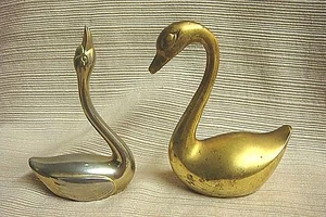2 SMALL VINTAGE SWANS - Solid Brass Made in India & Silver Plated - Picture 1 of 8
