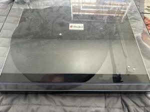 Pro-ject Debut Carbon Belt Drive Turntable With Ortofon 2M Red Cartridge - Picture 1 of 11