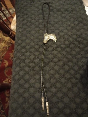 Esta es una pajarita con cabeza de caballo en la vista lateral con una trenza de cuero negro Foto 1 de 4