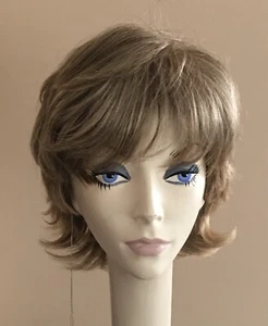Neu mit Etikett! Jacquelyn Perücke ELURA Synthetic FANTASY 118 BLOND Mix Monofilament Top - Bild 1 von 4