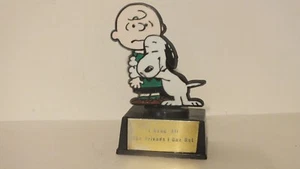 Snoopy & Charlie Brown Trophy I Need All The Friends I Can Get Aviva '70 Peanuts - Picture 1 of 5
