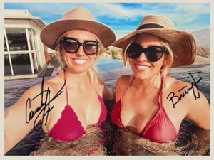 VRHTF SELTENES SEHR SELTENES VON NHRA SIGNIERTES COURTNEY & BRETANY FORCE 8,5" X 11"' FOTO - Bild 1 von 3