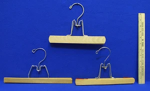Lote de 3 colgadores de ropa de madera vintage con cierre de bisagra de bisagra colgador de madera - Imagen 1 de 3