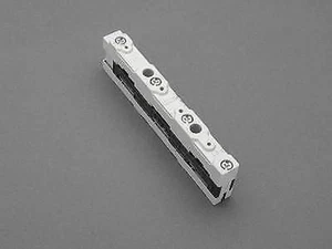 Wöhner 01495.000 01495  universal busbar support 3-pole with internal screw hole - Bild 1 von 1