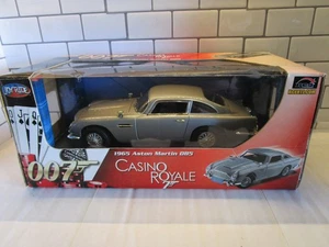 JOYRIDE (ERTL) 1.18 ASTON MARTIN DB5 JAMES BOND 007 CASINO ROYAL /SILVER & BOX - Picture 1 of 10