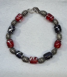 Vintage Acryl rot, schwarz & silberfarben Armband 7" Krallenverschluss - Bild 1 von 10