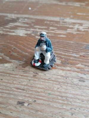 Kapitän Figur sitzend auf Bank 3cm Neu - Bild 1 von 3