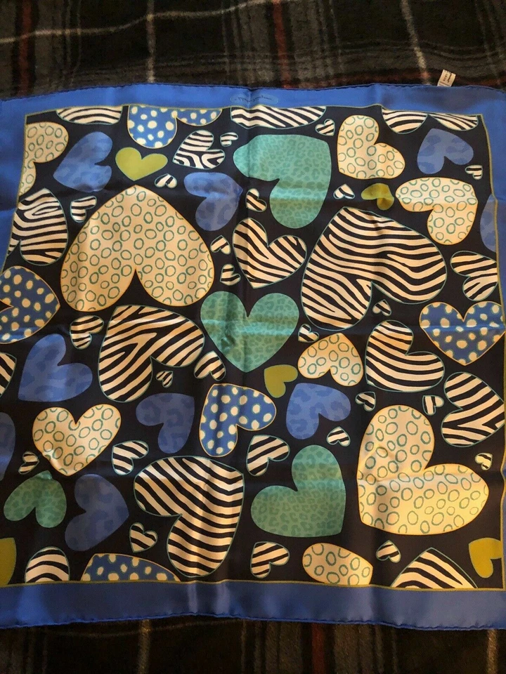 Salvatore Ferragamo Corazón San Valentín Bufanda/Cuadrado/Pañuelo. Hecho en Italia.  Foto 1 de 2