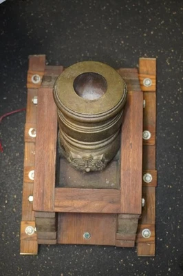  Cañón de mortero de señal de bronce con trineo de madera con cresta española de Castilla y León Foto 1 de 4