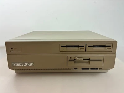 COMMODORE AMIGA 2000 mit zwei 3,5 Zoll Laufwerken und einem 5 1/4 Zoll Laufwerk - Bild 1 von 4