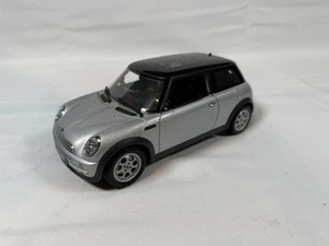 Modellino pressofuso AutoArt scala 1/18 Millenium Mini Cooper - argento e nero - Foto 1 di 14