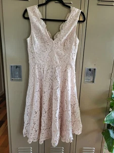 Vera Wang Dusty Pink Double V-Neckline Lace Knee Length Dress Size 10 - Picture 1 of 11