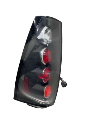 Задний фонарь 2002 Chevy Avalanche для правостороннего пассажира от оригинального производителя 15092493 - Изображение 1 из 4