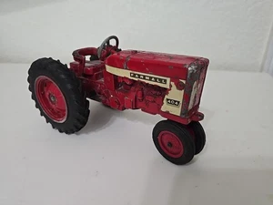 1/16 International 404 Utility Tractor Ertl - Picture 1 of 13